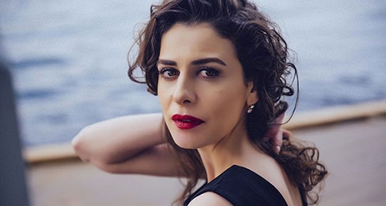 Paramparça Dilara (Ebru Özkan) Kimdir?