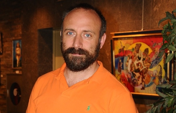 Vatanım Sensin Cevdet (Halit Ergenç) Kimdir?