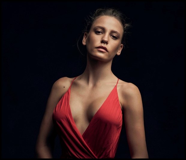 Fi Dizisi Duru (Serenay Sarıkaya) Kimdir?