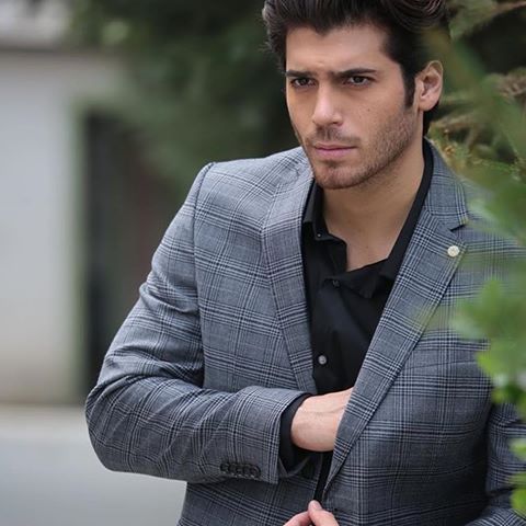 Dolunay Dizisi Ferit'in (Can Yaman) Göz Rengi Nedir?